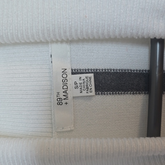 Turtle neck thin sweater - Picture 3 of 3